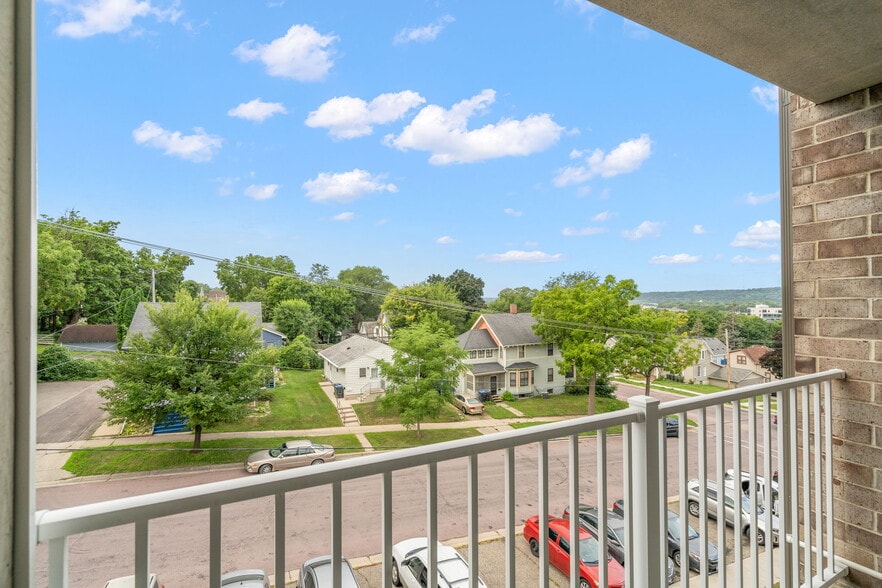 5th Floor Washington St. Patio View - River Bluff Apartments