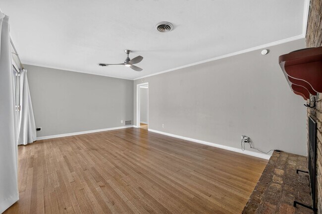 Building Photo - 677 Selkirk Dr