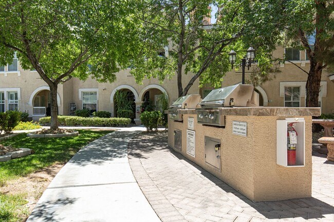 Building Photo - Ground floor one bedroom in luxury gated S...