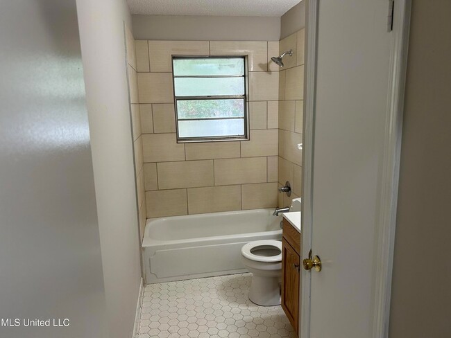 Building Photo - 8105 Elmbrook Dr