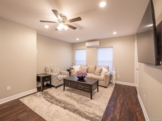 Building Photo - 2421 Truxillo St