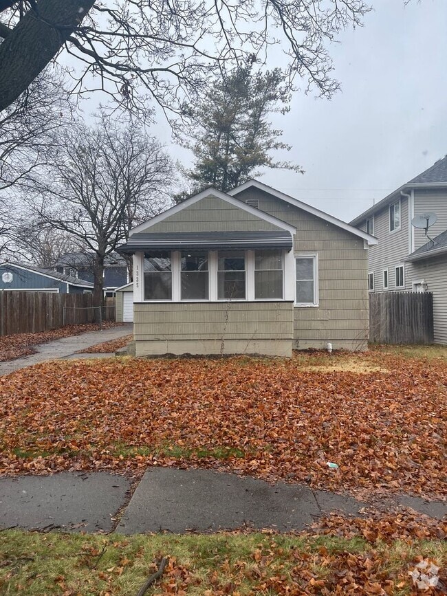 Building Photo - Charming 2 Bedroom Home - Move in Ready