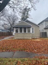 Building Photo - Charming 2 Bedroom Home - Move in Ready