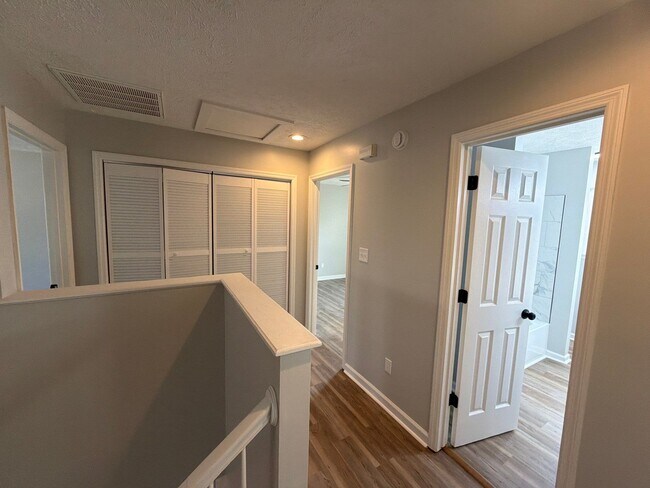 Building Photo - 103 Kestrel Ct SW