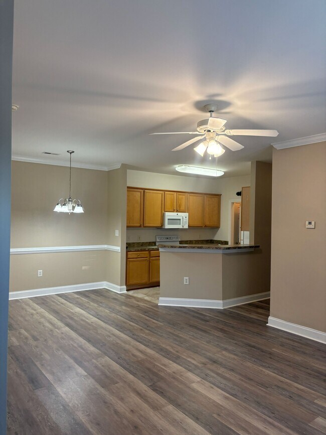 Building Photo - 2037 Silvercrest Dr