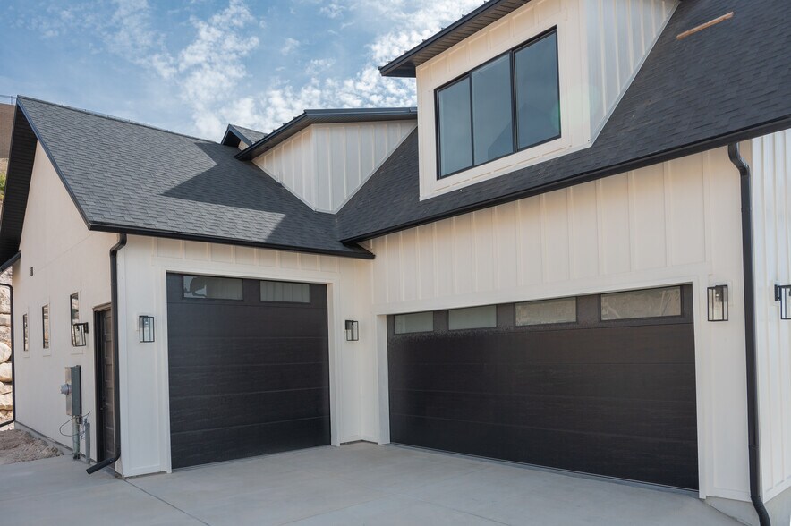 Oversized garage - 4428 N Summer View Dr