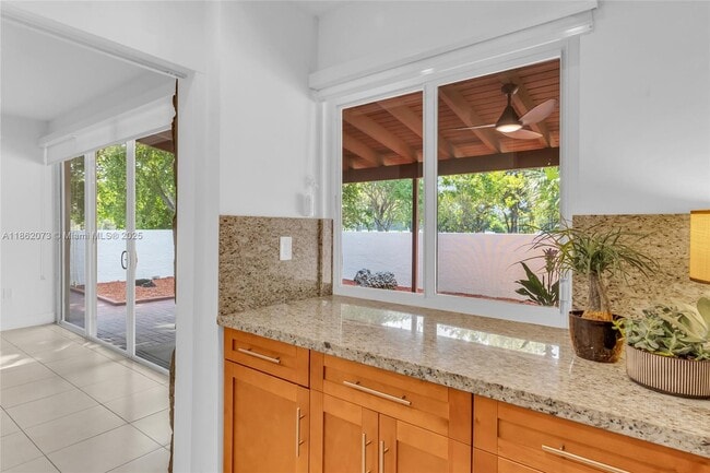 Building Photo - 9131 Fontainebleau Blvd