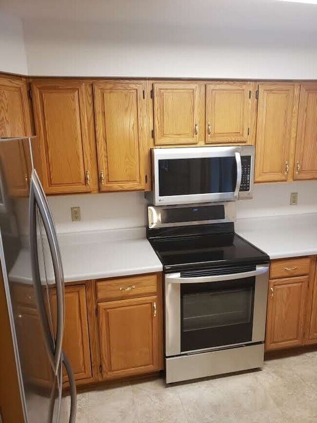 Building Photo - Spacious 3 bedroom, 2 1/2 bath Duplex