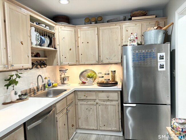 Building Photo - 208 Flax Hill Rd