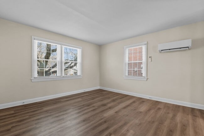 Building Photo - Spacious 1 Bedroom Duplex in Trinity Park, blocks from Duke! - Renovated & Pet Friendly