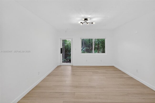 Building Photo - 428 Collins Ave