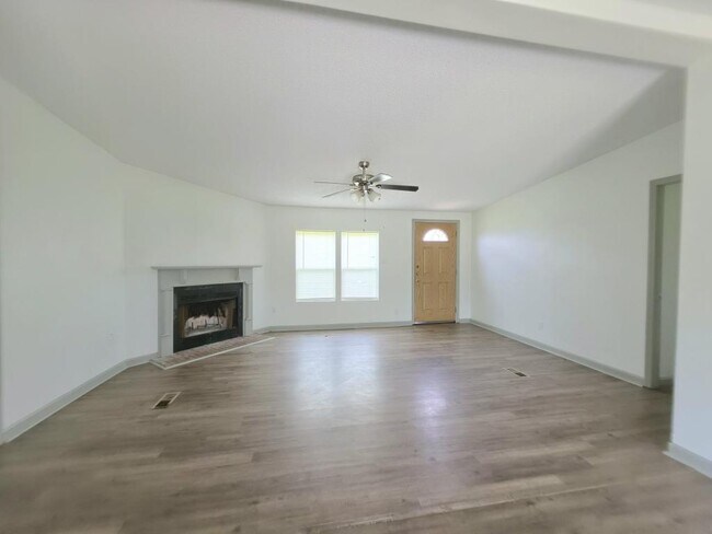 Building Photo - 220 Co Rd 145
