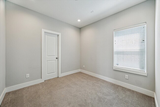 Building Photo - 622 Janisch Rd