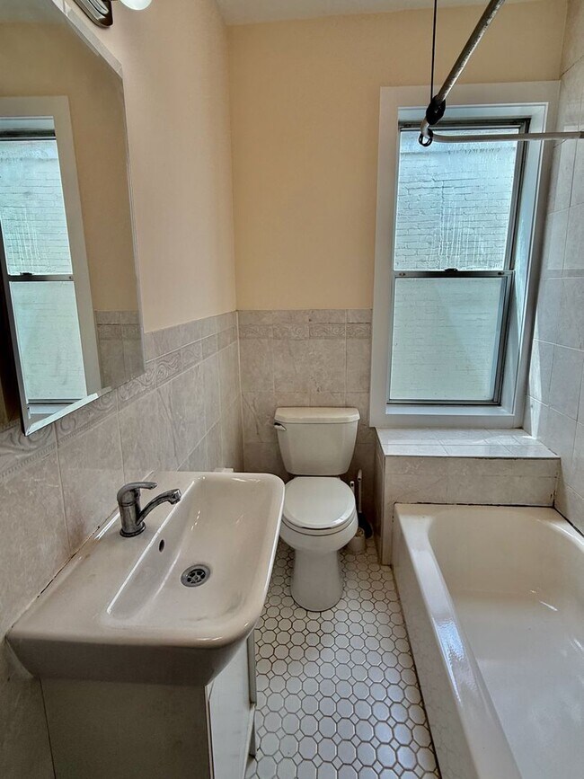 Building Photo - Spacious 3 BR / 1 BA HOUSE in Great South Philly location w/ Hardwood Flooring-Nice Kitchen-Washe...