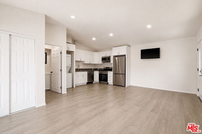Building Photo - 6033 Fallbrook Ave