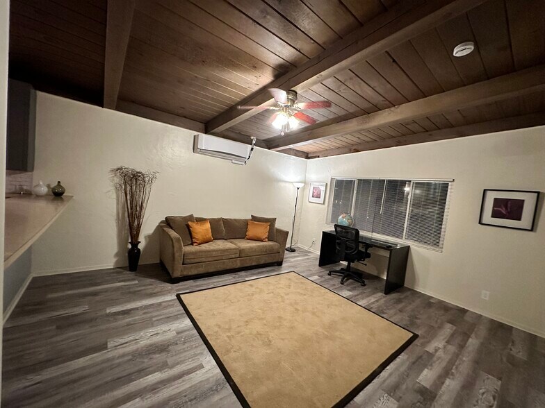 Comfy modern space - 1011 2nd St