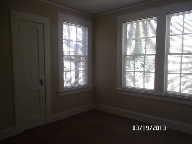 Building Photo - r1905b