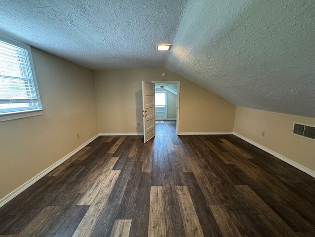 Building Photo - Prime Location! 3 Bed Home on Highway to M...