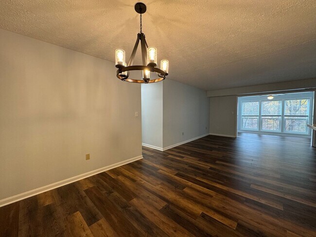 Building Photo - Sun-filled And Spacious 2 Bed 2 Bath Condo...