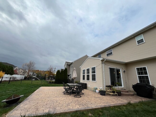 Building Photo - Modern and huge 4bed/2.5bath partially fin...