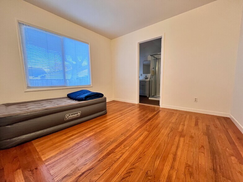 Building Photo - 15098 Edgemoor St