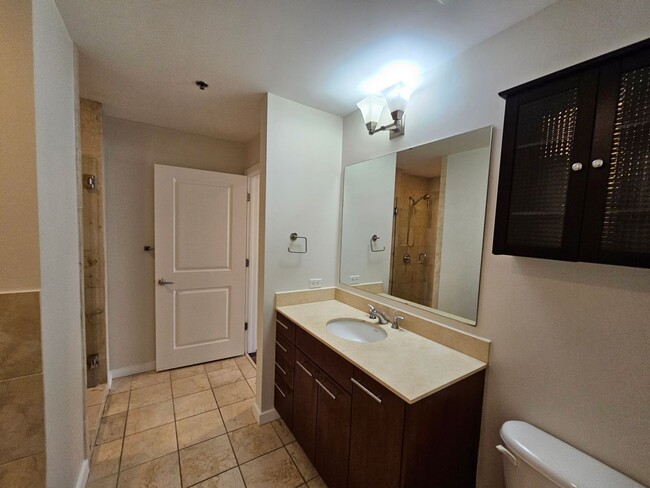Building Photo - Downtown condo with roof top pool & concie...