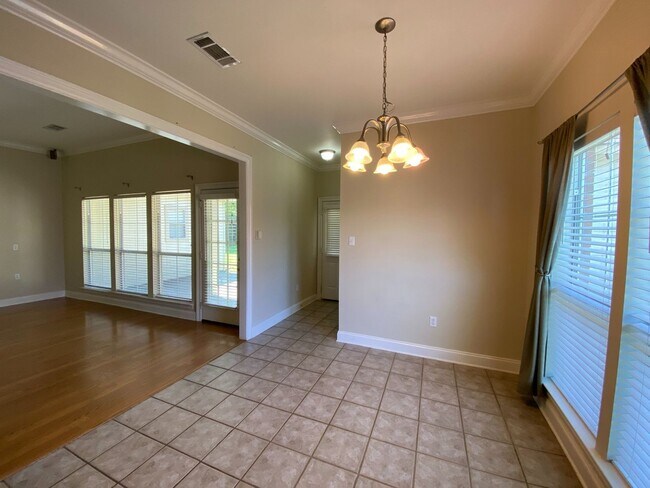 Building Photo - 3 Bed, 2 Bath in Worthington Lake