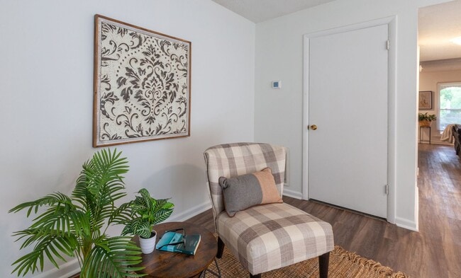 Building Photo - Charming 2-Bedroom, 1.5-Bath Townhouse in ...