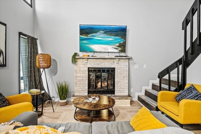 Building Photo - 1150 Country Club Dr