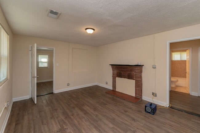 Building Photo - $950 - 3 bed/1 bath single-family home for rent, all electric! - Section 8 welcome!