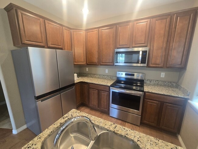 Building Photo - 2421 Ridge Top Dr