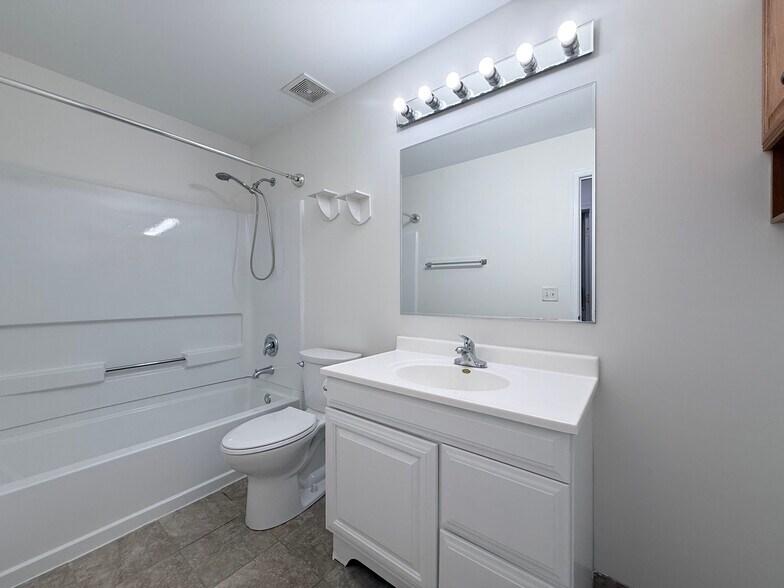 Building Photo - 1424 Westhampton Dr