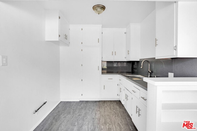 Building Photo - 176 W Elmwood Ave