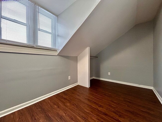 Building Photo - One Bedroom Duplex in Muskegon