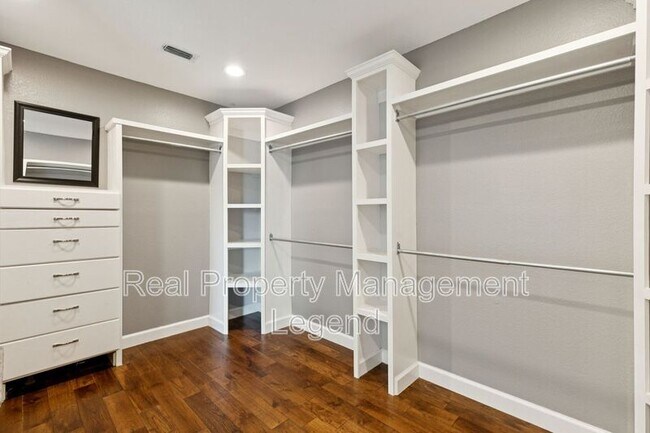Building Photo - 1805 Sumac Dr