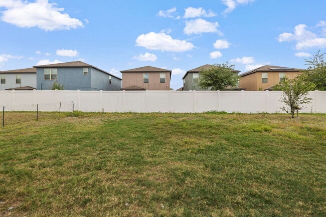 Building Photo - "Spacious 5-Bedroom Retreat in Tampa with 2.5 Baths and 2,215 Sq Ft of Comfort!"