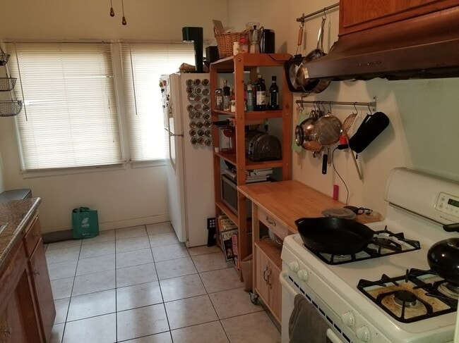 Building Photo - 466 N Orange Grove Ave