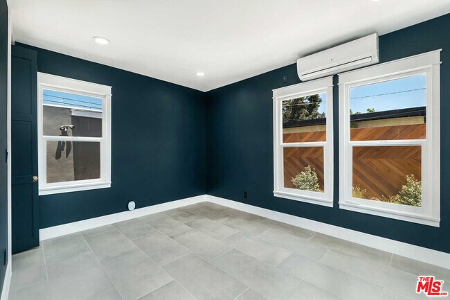 Building Photo - 326 4th Ave