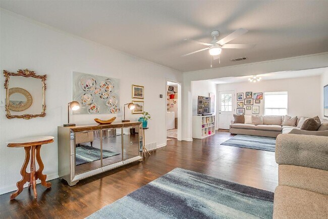 Building Photo - Charming 4-Bed Home with Granite Counterto...
