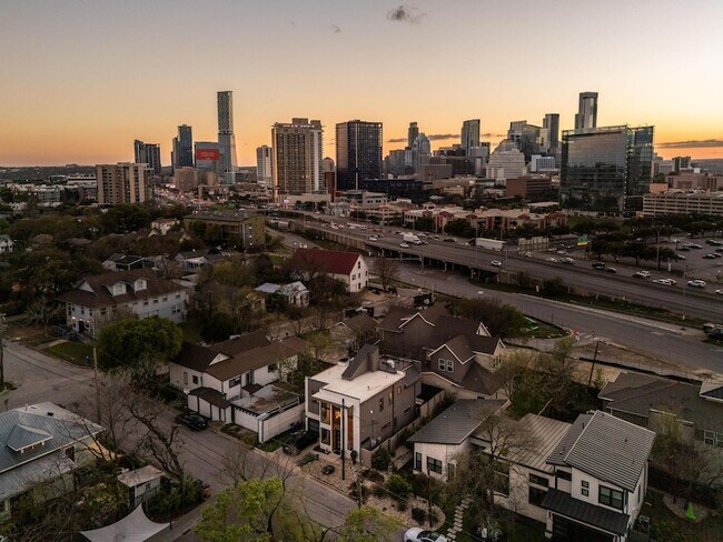 Building Photo - 1502 Waller St