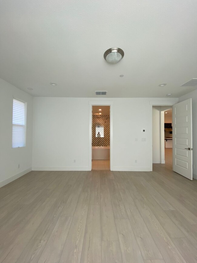 Building Photo - Stunning Like-New Home for Rent in Ellis C...