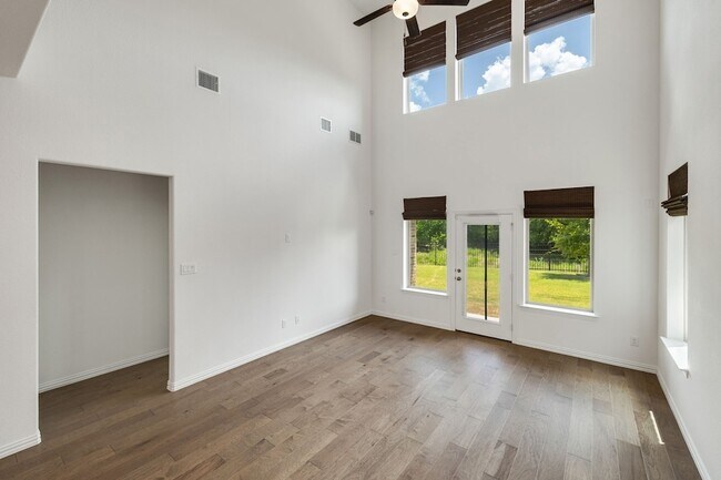 Building Photo - 3100 Greenbriar Dr