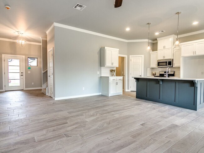 Building Photo - Modern Home in Edmond Schools - 4 bedrooms...