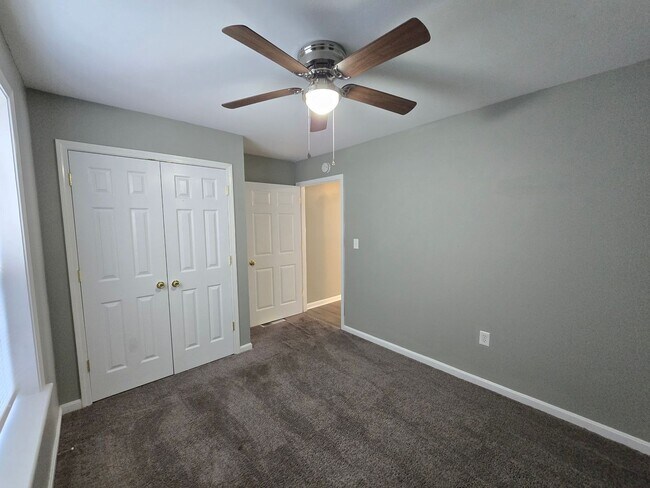 Building Photo - Updated 3 Bedrooms, 1.5 Bathrooms on a Dou...