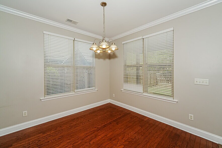 Building Photo - 1140 Overlook Dr