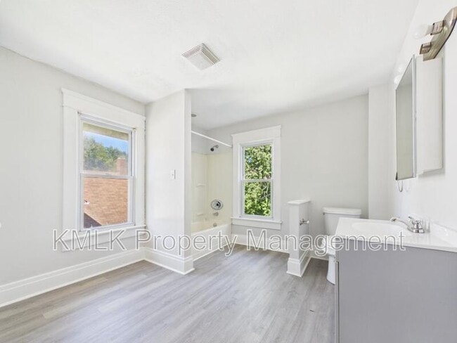 Building Photo - 701 Kling St