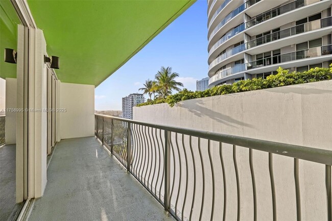Building Photo - 1756 N Bayshore Dr
