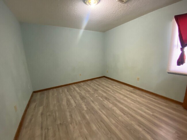 Building Photo - 710 Meadowbrook St