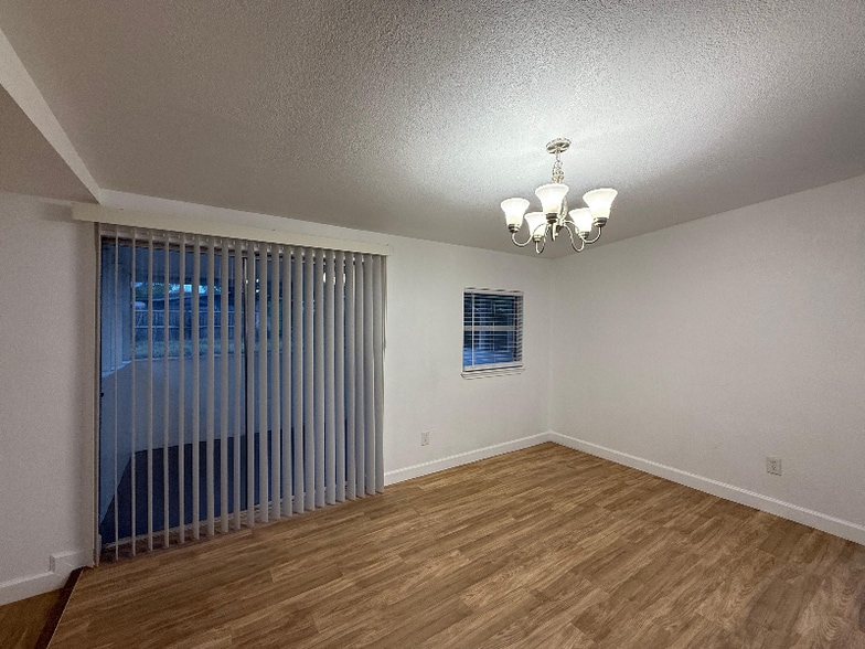 Building Photo - 219 Serna Park