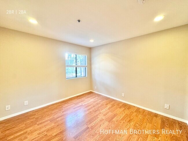 Building Photo - 104 N Clark Dr